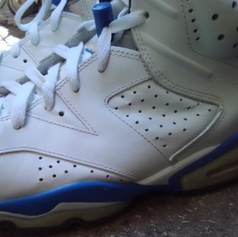Nikes - Picture 2 of 6